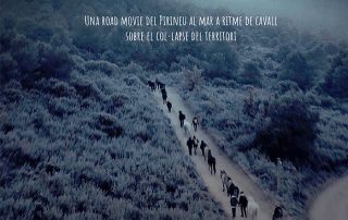 Un grup de cavalls i persones camina per un camí boscós i boirós, vist des d'un angle aeri. L'imatge promociona "UNA ROAD MOVIE DEL PIRINEU AL MAR A RITME DE CAVALL," sota el lema "SOBRE EL COL·LAPSE DEL TERRITORI."
