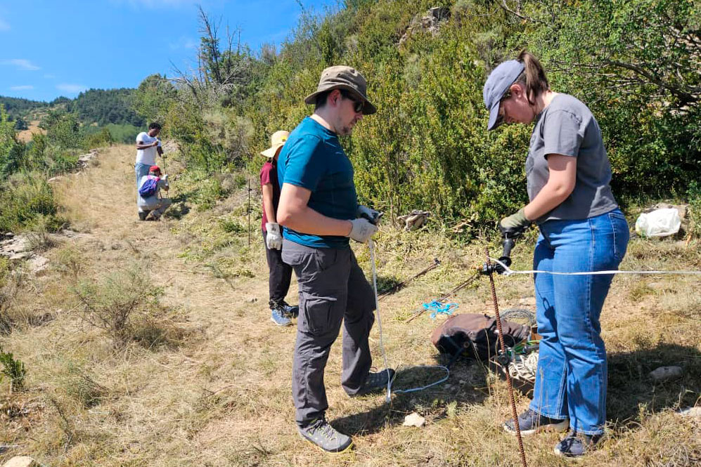 Voluntaris col·laboren per a posar un tancat per als cavalls